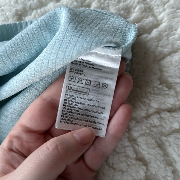 ☀️Donating Soon☀️Divided H&M Crop Top Size S - Picture 3 of 4